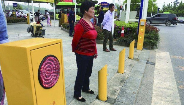 Phun nước vào người đi bộ sai luật ảnh 1