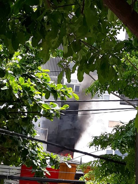 Khói đen ngòm bốc lên từ tầng 4 của chung cư Fhome