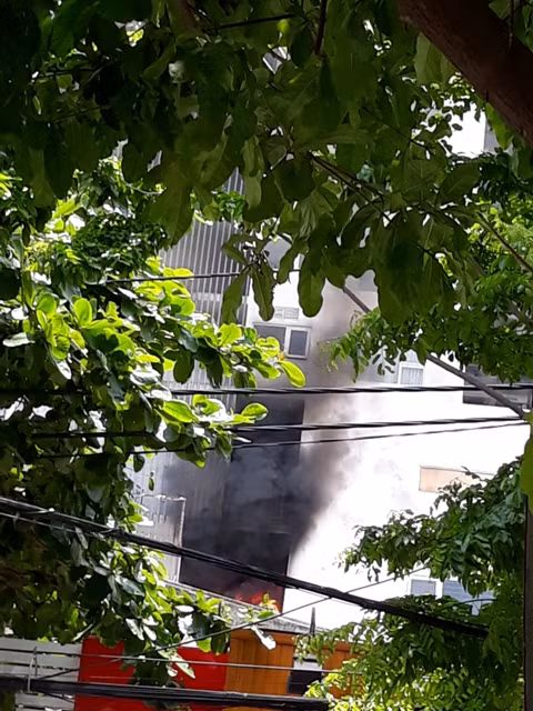 Khói đen ngòm bốc lên từ tầng 4 của chung cư Fhome