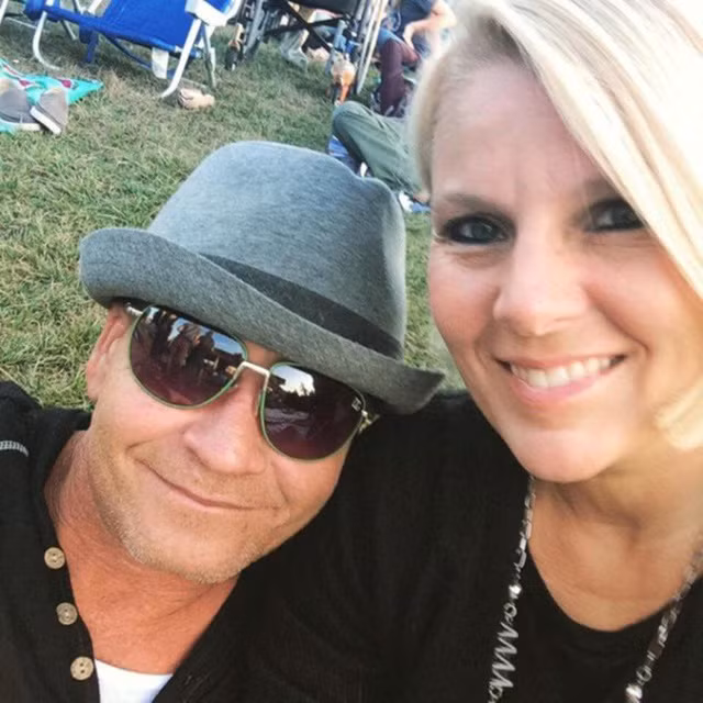 Connie chụp ảnh cùng người chồng Shane Christy