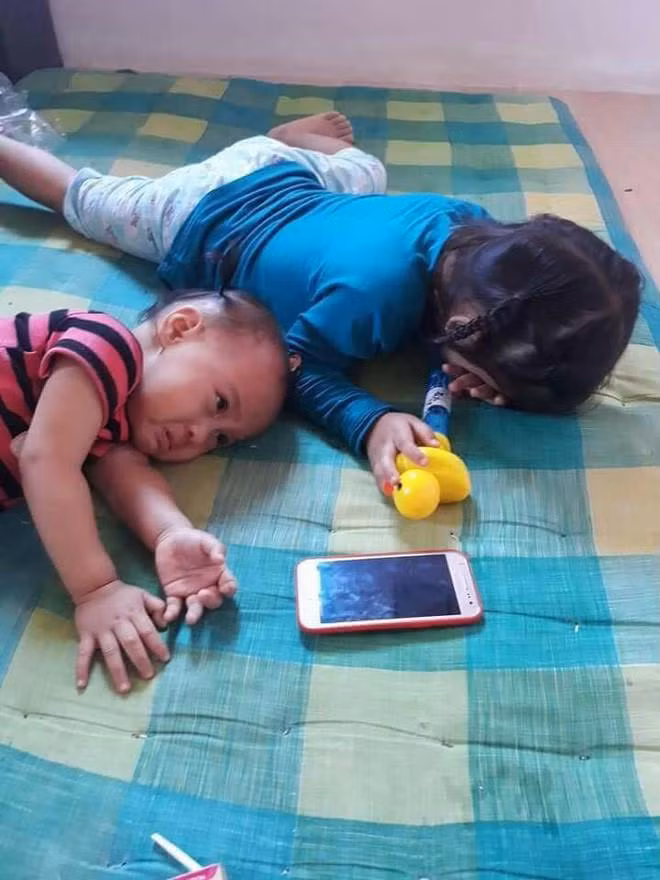 Độc chiêu cai điện thoại cho con một phát ăn ngay hay là sự nhẫn tâm của các ông bố bà mẹ? ảnh 1