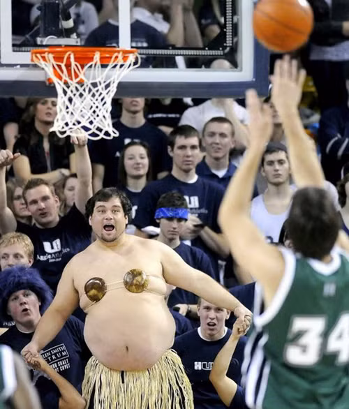 Thế này thì chỉ những cầu thủ có thần kinh thép mới ném vào rổ.