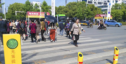 Phun nước vào người đi bộ sai luật ảnh 2