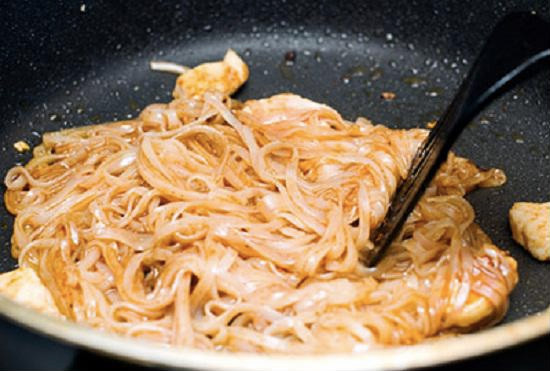 Nghỉ lễ, trổ tài làm phở xào thịt bò thơm ngon hơn hàng cho bữa sáng ảnh 2 Nghỉ lễ, trổ tài làm phở xào thịt bò thơm ngon hơn hàng cho bữa sáng ảnh 2