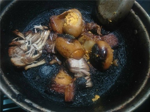 “Thảm họa" nấu nướng của cô vợ ngày đầu về làm dâu ảnh 4 Món thịt kho trứng cạn sạch nước và cháy cả nồi.