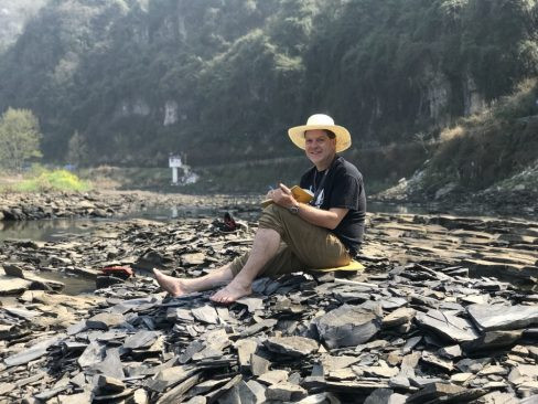 Giáo sư Robert Gaines tại sông Danshui. Giáo sư Robert Gaines tại sông Danshui.