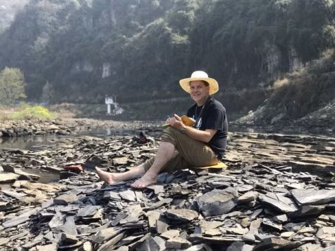 Giáo sư Robert Gaines tại sông Danshui.