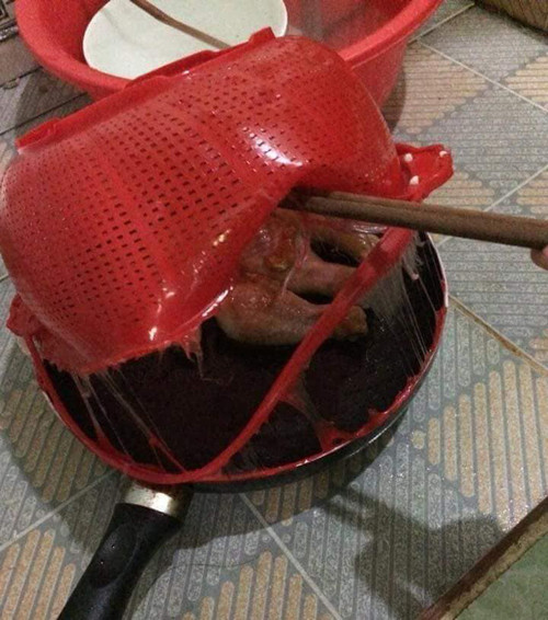 “Thảm họa" nấu nướng của cô vợ ngày đầu về làm dâu ảnh 5 Dùng rổ nhựa đậy lên chảo rán còn nóng...