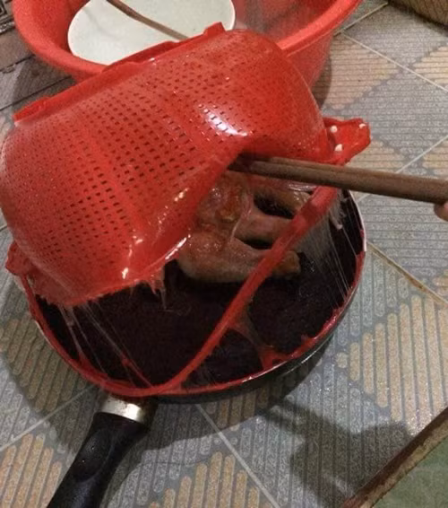 Dùng rổ nhựa đậy lên chảo rán còn nóng...