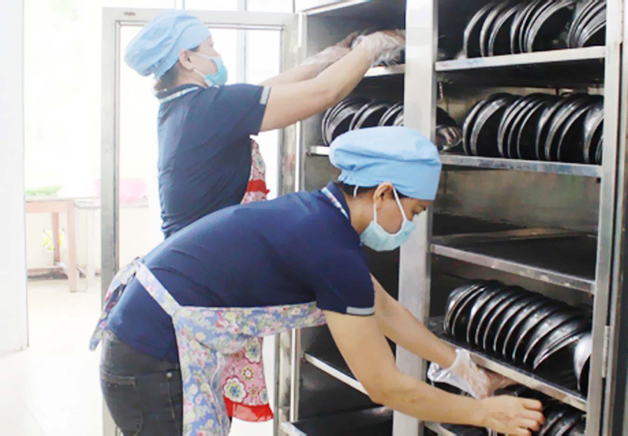 Bếp ăn tại trường học được bảo đảm và được kiểm tra về ATVSTP thường xuyên Bếp ăn tại trường học được bảo đảm và được kiểm tra về ATVSTP thường xuyên