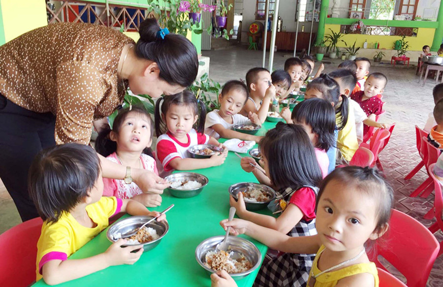 Bảo đảm các bữa ăn tại trường học cho trẻ mầm non