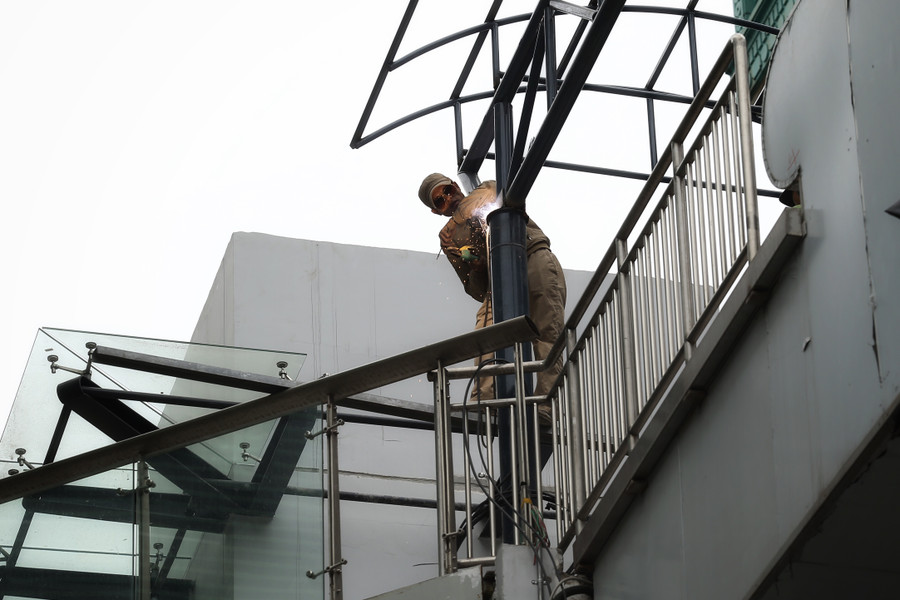 Nhiều khu vực nhà ga công nhân vẫn đang thi công phần mái che Nhiều khu vực nhà ga công nhân vẫn đang thi công phần mái che