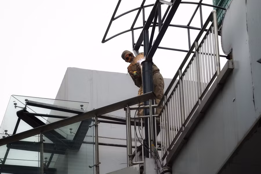 Nhiều khu vực nhà ga công nhân vẫn đang thi công phần mái che