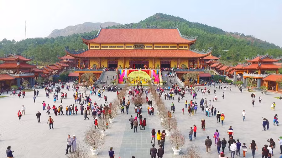 Chùa Ba Vàng là điểm du lịch tâm linh thu hút đông đảo du khách thập phương những năm gần đây tại Uông Bí (Quảng Ninh). Ảnh: Quý Trung