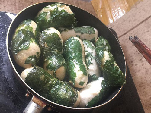 “Thảm họa" nấu nướng của cô vợ ngày đầu về làm dâu ảnh 3 Chả cuốn lá lốt có điều gì đó không đúng.