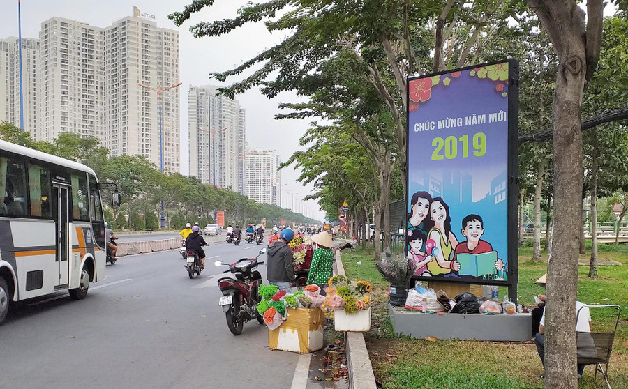 Cảnh buôn bán dưới lòng đường gây mất trật tự giao thông