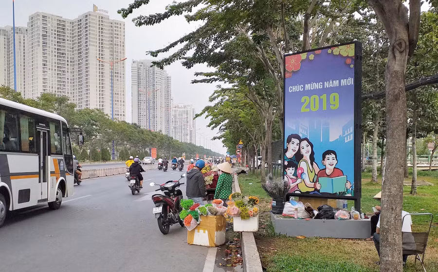 Cảnh buôn bán dưới lòng đường gây mất trật tự giao thông