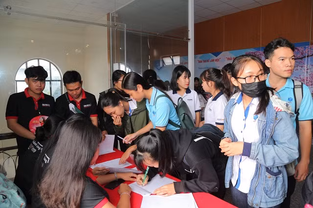 Nhiều sinh viên tranh thù tìm hiểu, đăng ký tham gia phỏng vân chương trình Thực tập sinh kỹ năng.
