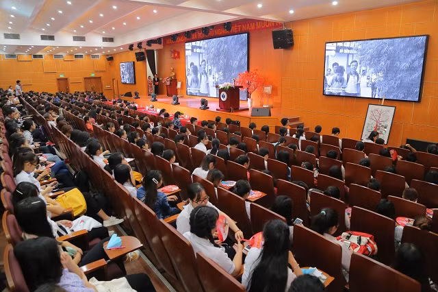 Buổi lễ thu hút sự tham gia rất đông của sinh viên HUFI.