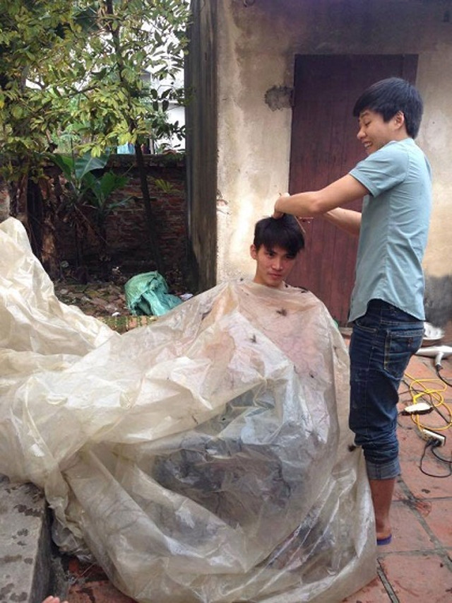 Choáng với những kiểu tóc độc lạ của các ‘nhà tạo mẫu tóc tại gia’ ảnh 5 Choáng với những kiểu tóc độc lạ của các ‘nhà tạo mẫu tóc tại gia’ ảnh 5