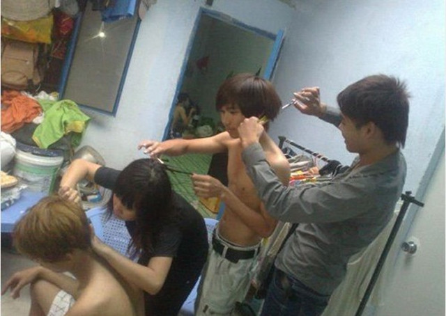 Choáng với những kiểu tóc độc lạ của các ‘nhà tạo mẫu tóc tại gia’ ảnh 2 Choáng với những kiểu tóc độc lạ của các ‘nhà tạo mẫu tóc tại gia’ ảnh 2