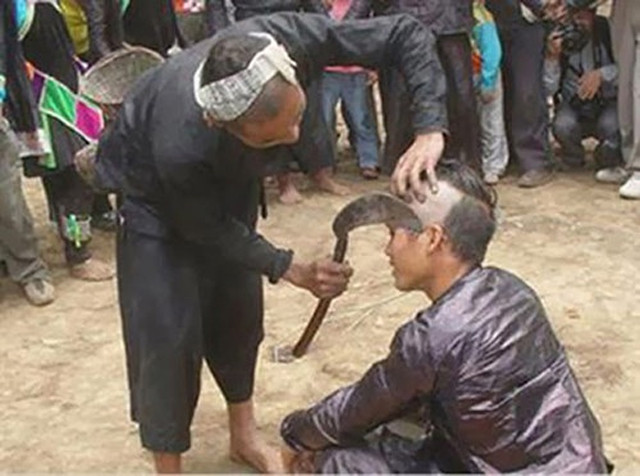 Choáng với những kiểu tóc độc lạ của các ‘nhà tạo mẫu tóc tại gia’ ảnh 3 Choáng với những kiểu tóc độc lạ của các ‘nhà tạo mẫu tóc tại gia’ ảnh 3