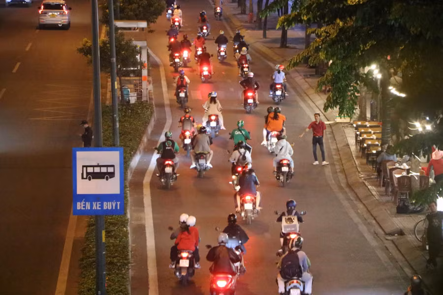 Quán lấn chiếm vỉa hè, nhân viên ra đường bắt khách. Quán lấn chiếm vỉa hè, nhân viên ra đường bắt khách.