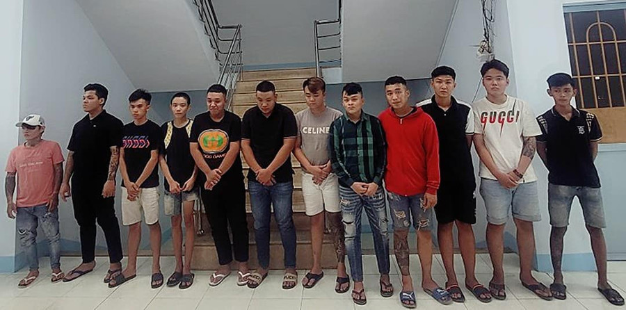 Đăng ảnh lên mạng để ra oai, nhóm thanh niên vác hung khí hỗn chiến bị bắt 