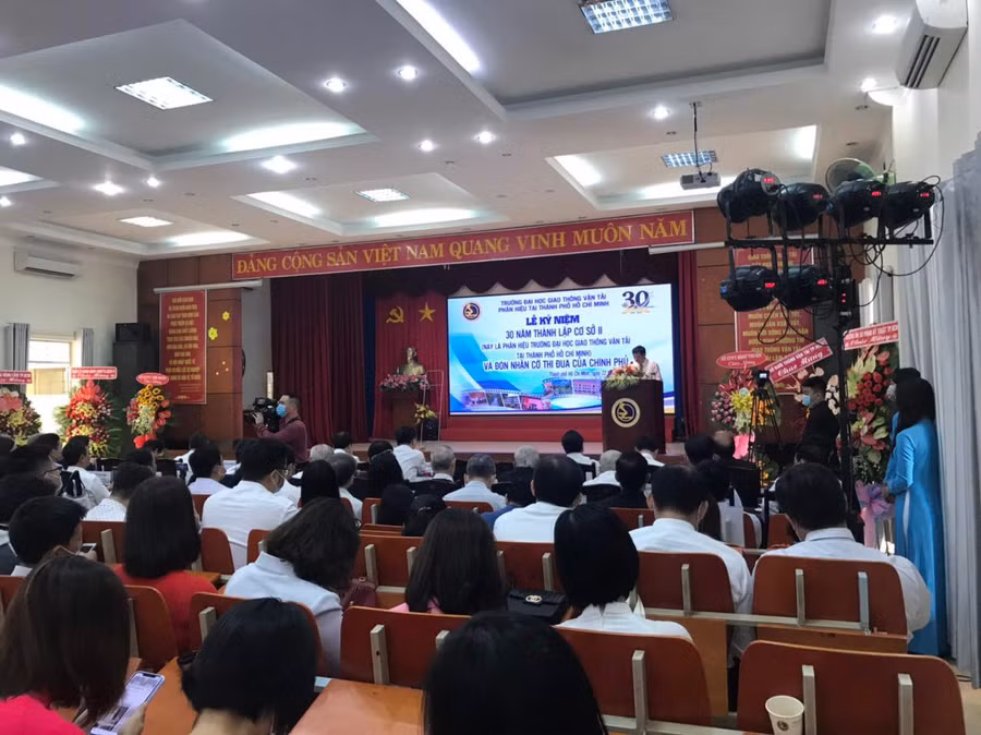 Quang cảnh lễ kỉ niệm 30 năm thành lập Phân hiệu Trường ĐH GTVT