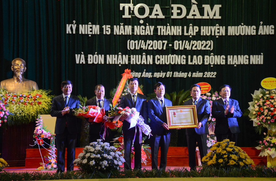 Lãnh đạo huyện Mường Ảng đón nhận Huân chương Lao động hạng Nhì Lãnh đạo huyện Mường Ảng đón nhận Huân chương Lao động hạng Nhì