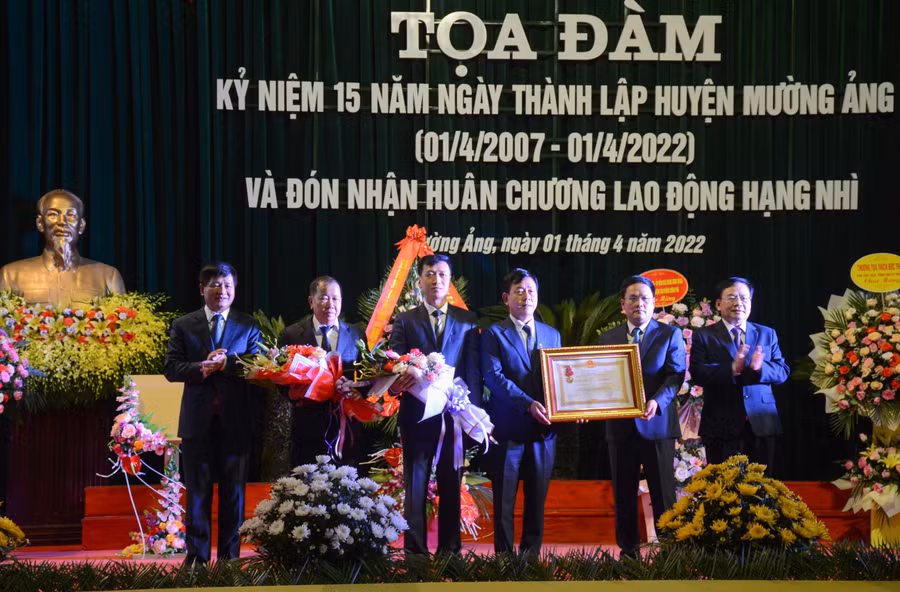 Lãnh đạo huyện Mường Ảng đón nhận Huân chương Lao động hạng Nhì