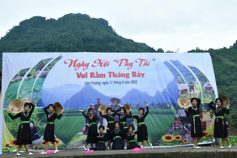 Nhiều tiết mục văn nghệ đặc sắc được trình diễn Nhiều tiết mục văn nghệ đặc sắc được trình diễn