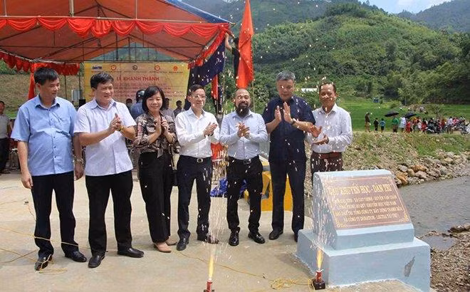 Các đại biểu dự lễ khánh thành câu cầu "Khuyến học - Dân trí"