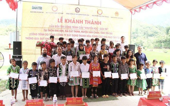 Trao học bổng cho học sinh vượt khó