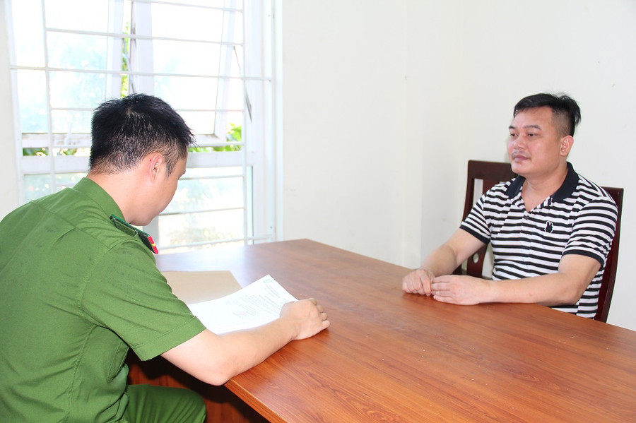 Cán bộ công an lấy lời khai của đối tượng Trần Danh Dũng. Ảnh: CANA. Cán bộ công an lấy lời khai của đối tượng Trần Danh Dũng. Ảnh: CANA.