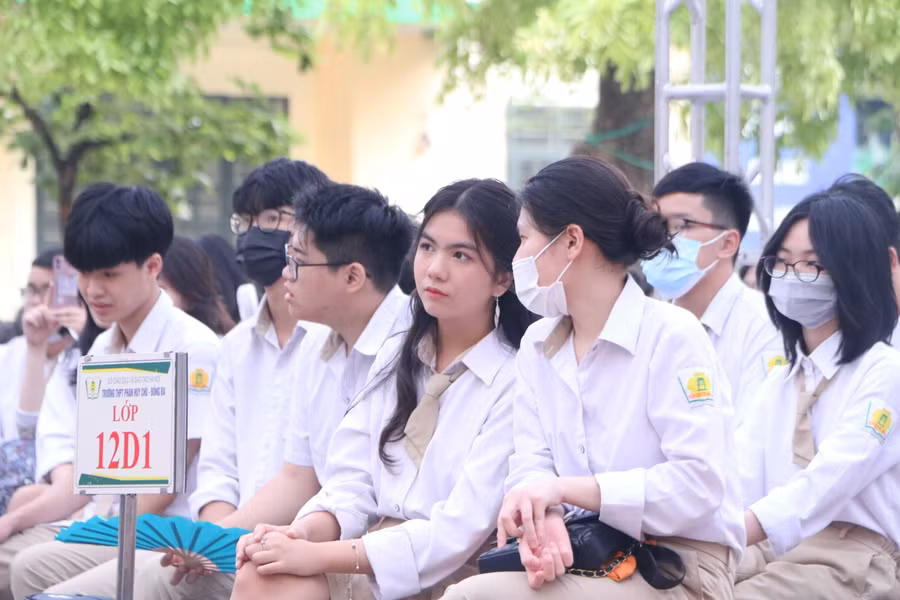 Hơn 1.000 học sinh đã tham dự lễ bế giảng năm học 2022-2023 tại Trường THPT Phan Huy Chú - Đống Đa. 