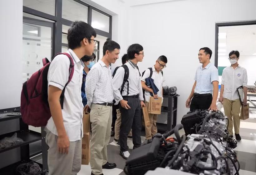 Thầy cô và học sinh tham gia trải nghiệm phòng thí nghiệm tại Trường Đại học Phenikaa.