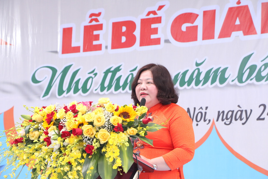 Cô Cao Thanh Nga - Hiệu trưởng Trường THPT Phan Huy Chú - Đống Đa nêu tóm tắt một số thành tích nhà trường trong năm học vừa qua.