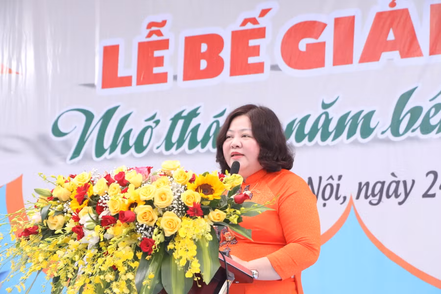 Cô Cao Thanh Nga - Hiệu trưởng Trường THPT Phan Huy Chú - Đống Đa nêu tóm tắt một số thành tích nhà trường trong năm học vừa qua.