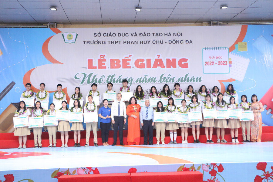 Các đại biểu cùng chụp hình lưu niệm với các em học sinh tiêu biểu của trường.