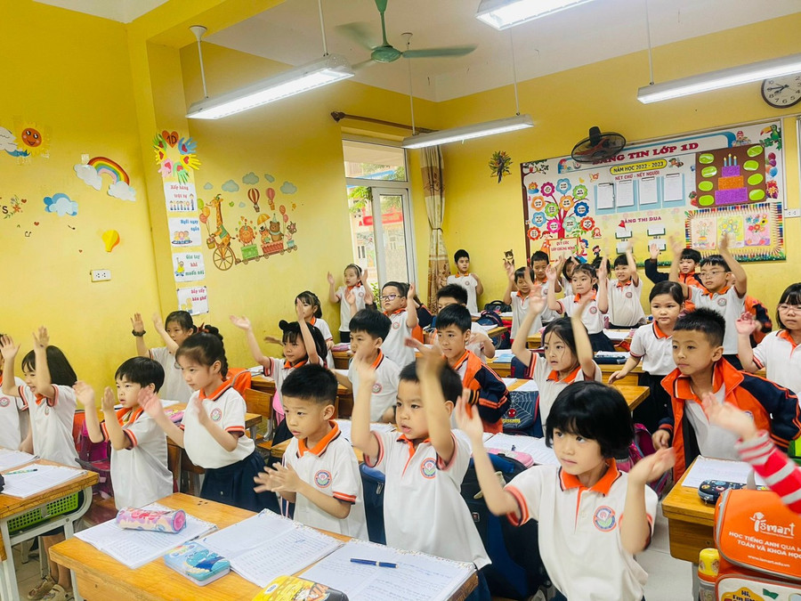 Khi vào lớp 1, trẻ sẽ phải làm quen với sự thay đổi từ môi trường chủ yếu chơi ở mầm non sang môi trường tiểu học. Khi vào lớp 1, trẻ sẽ phải làm quen với sự thay đổi từ môi trường chủ yếu chơi ở mầm non sang môi trường tiểu học.