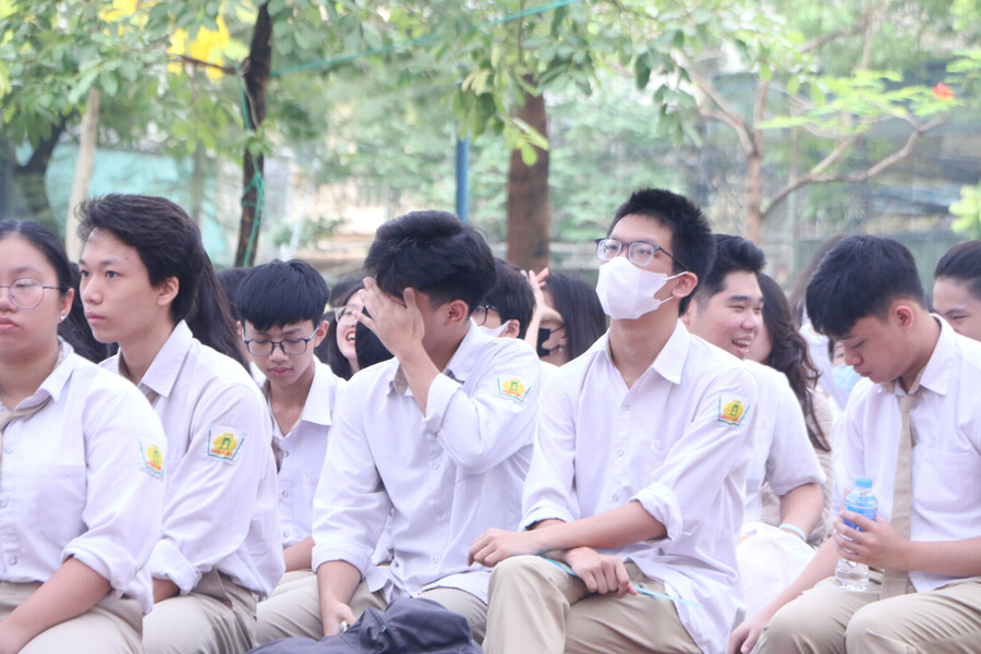 Trong giờ phút sắp rời xa mái trường đã gắn bó suốt 3 năm, các em học sinh khối 12 không khỏi xúc động, luyến tiếc với bao kỷ niệm bên thầy cô, bạn bè.