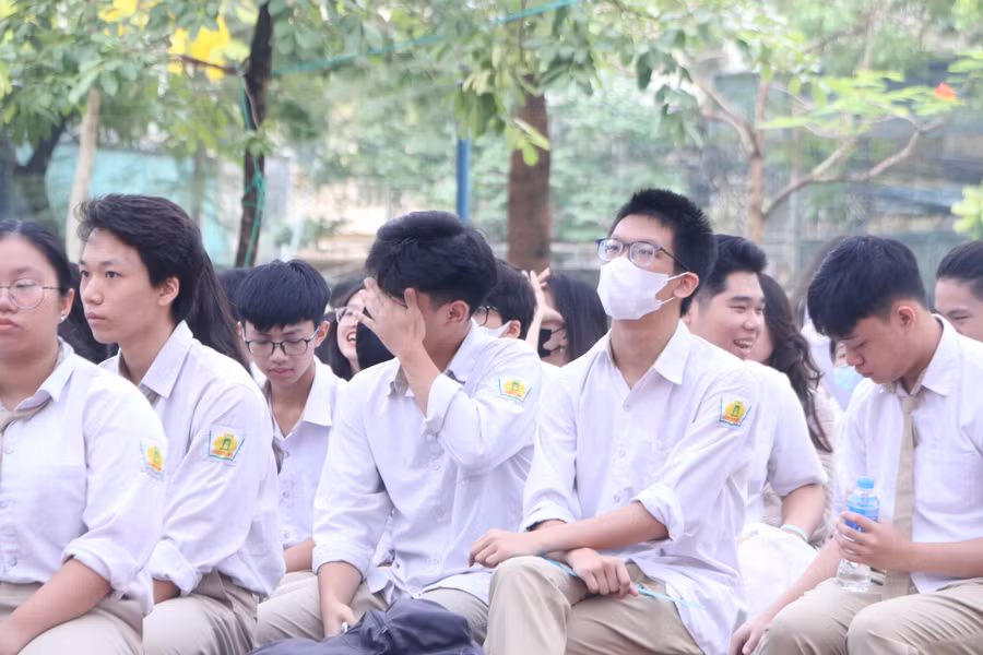 Trong giờ phút sắp rời xa mái trường đã gắn bó suốt 3 năm, các em học sinh khối 12 không khỏi xúc động, luyến tiếc với bao kỷ niệm bên thầy cô, bạn bè.