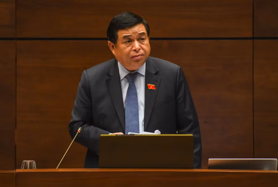 Bộ trưởng Bộ Kế hoạch và Đầu tư nhiệm kỳ 2016-2021 Nguyễn Chí Dũng giải trình làm rõ một số vấn đề đại biểu Quốc hội quan tâm. Ảnh: Quang Khánh.