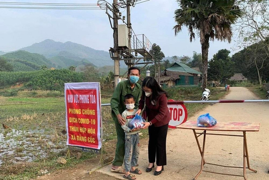 Cô là tấm gương sáng trong sự nghiệp trồng người, xứng đáng để cán bộ giáo viên và các em học sinh noi theo Cô là tấm gương sáng trong sự nghiệp trồng người, xứng đáng để cán bộ giáo viên và các em học sinh noi theo