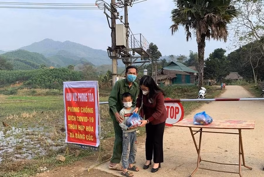 Cô là tấm gương sáng trong sự nghiệp trồng người, xứng đáng để cán bộ giáo viên và các em học sinh noi theo