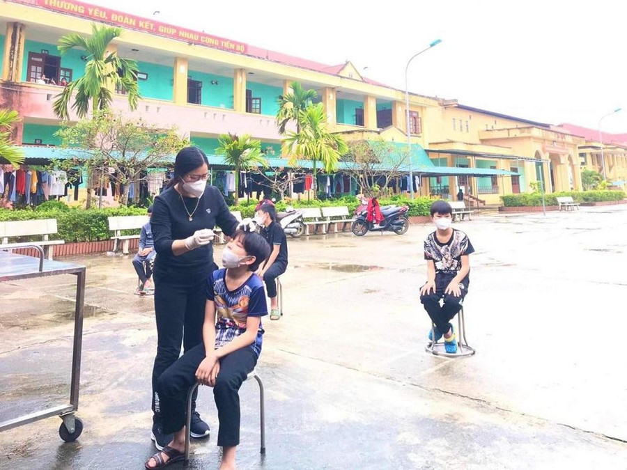 Cô Chung tham gia lấy mẫu xét nghiệm cho học sinh khi dịch Covid-19 bùng phát Cô Chung tham gia lấy mẫu xét nghiệm cho học sinh khi dịch Covid-19 bùng phát