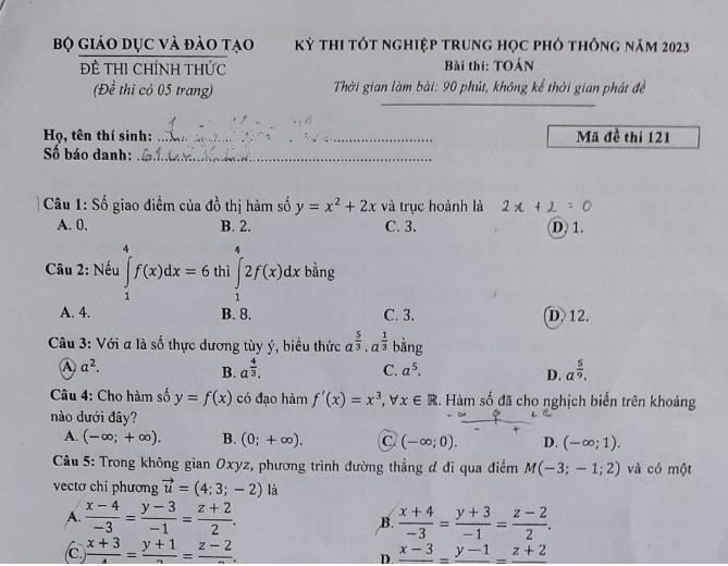 Thí sinh tại điểm thi Trường Phan Huy Chú (Hà Nội). Ảnh Khôi Nguyên.