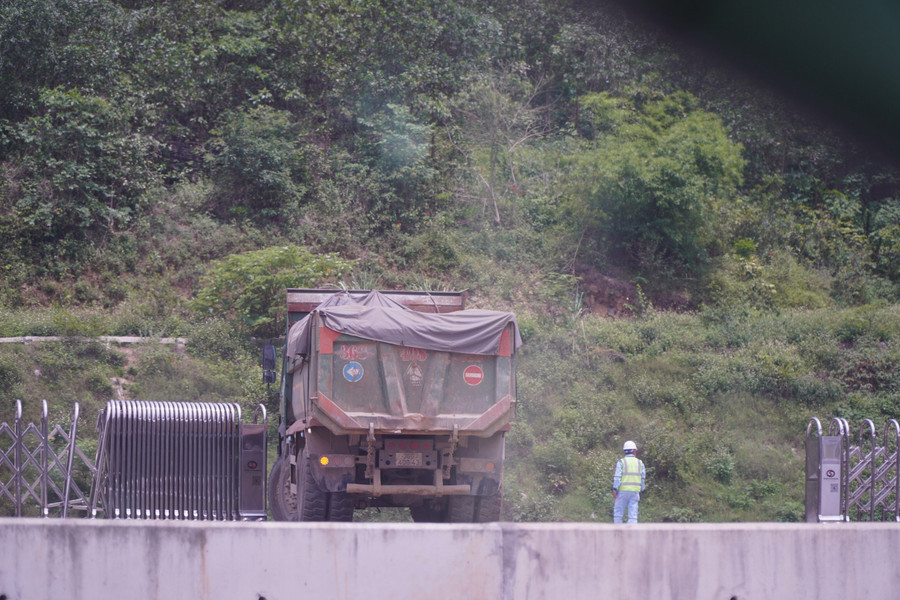 Xe chở đất quay đầu ngay tại hàng rào di động trước cửa hầm Thung Thi. Xe chở đất quay đầu ngay tại hàng rào di động trước cửa hầm Thung Thi.