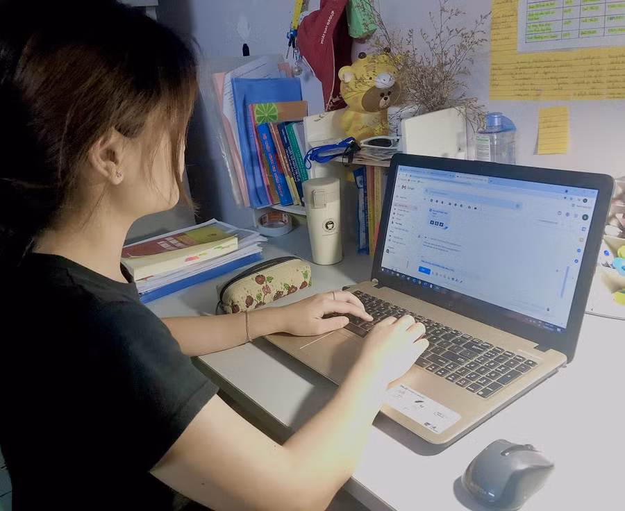 Sinh viên học tập online tại nhà
